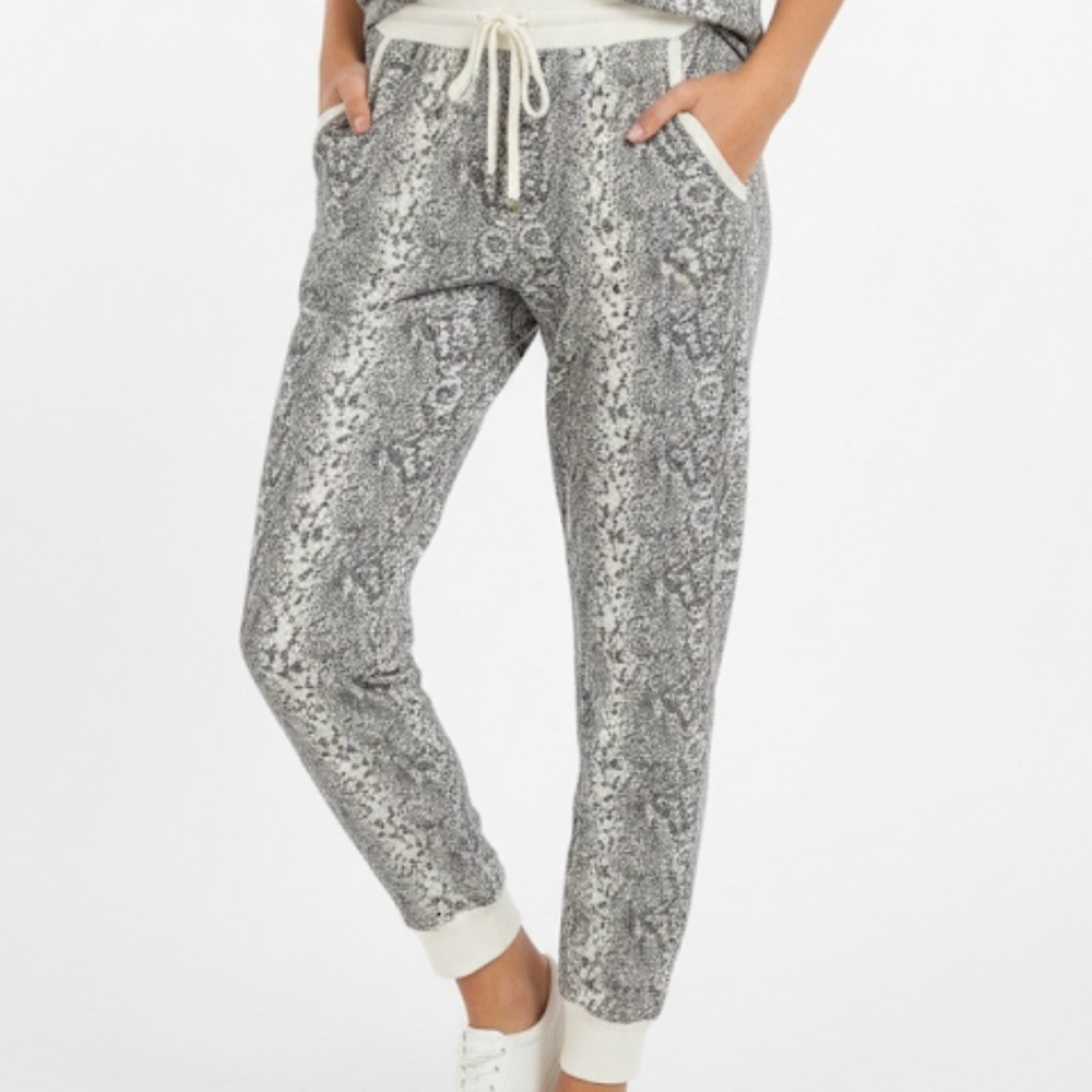SECRET TREASURES Snake Print Loungers Joggers, Women’s M, Grey White